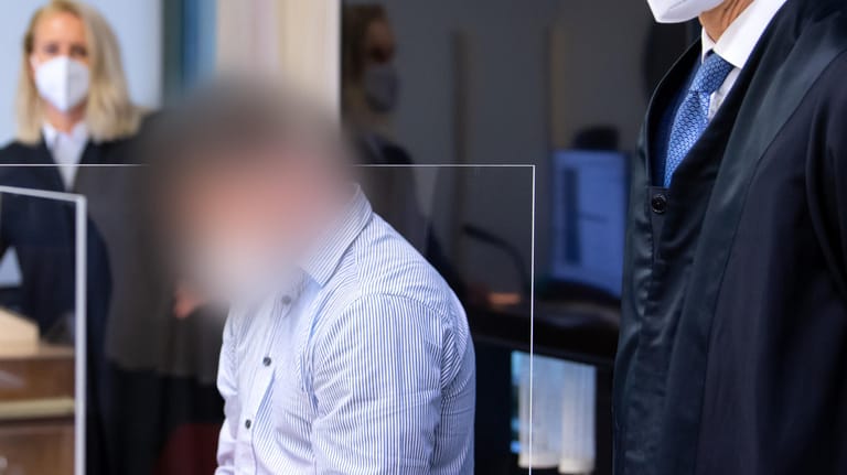 Der wegen Mordes angeklagte 35-Jährige steht vor Prozessbeginn im Landgericht im Gerichtssaal: Er muss wegen Mordes lebenslang ins Gefängnis.