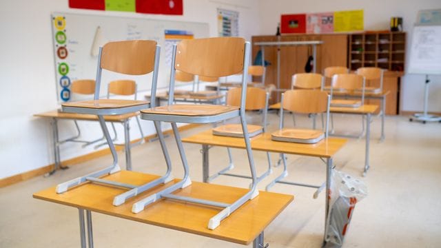 Leeres Klassenzimmer: Die meisten Deutschen befürworten eine erneute Schließung der Schulen und Kitas. Leeres Klassenzimmer: Die meisten Deutschen befürworten eine erneute Schließung der Schulen und Kitas.
