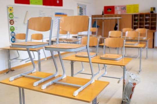 Leeres Klassenzimmer: Die meisten Deutschen befürworten eine erneute Schließung der Schulen und Kitas.
