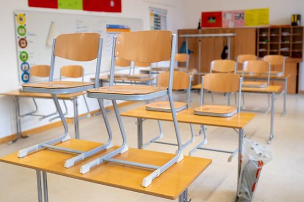 Leeres Klassenzimmer: Die meisten Deutschen befürworten eine erneute Schließung der Schulen und Kitas.
