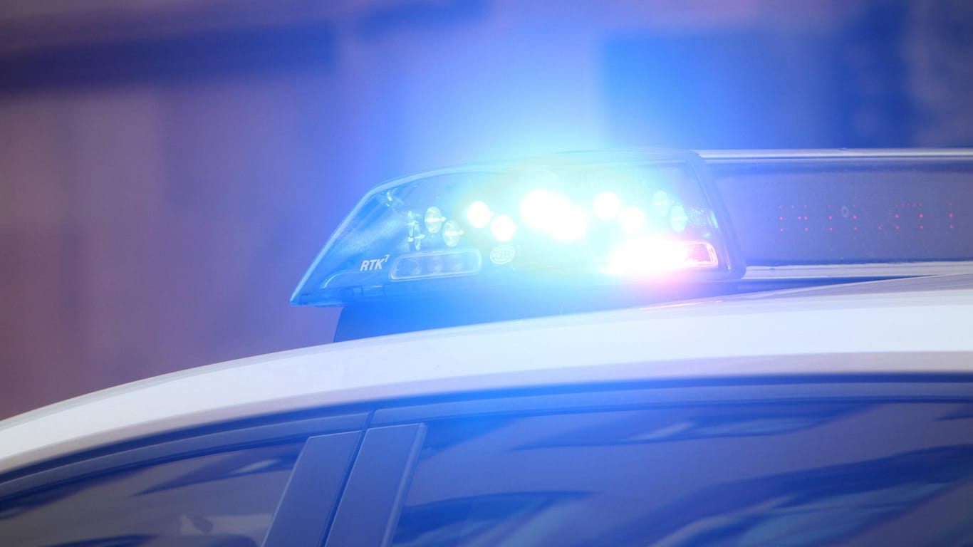 Polizei mit Blaulicht (Symbolbild): In Köln fahnden die Ermittler nach einer Gruppe mutmaßlicher Räuber.