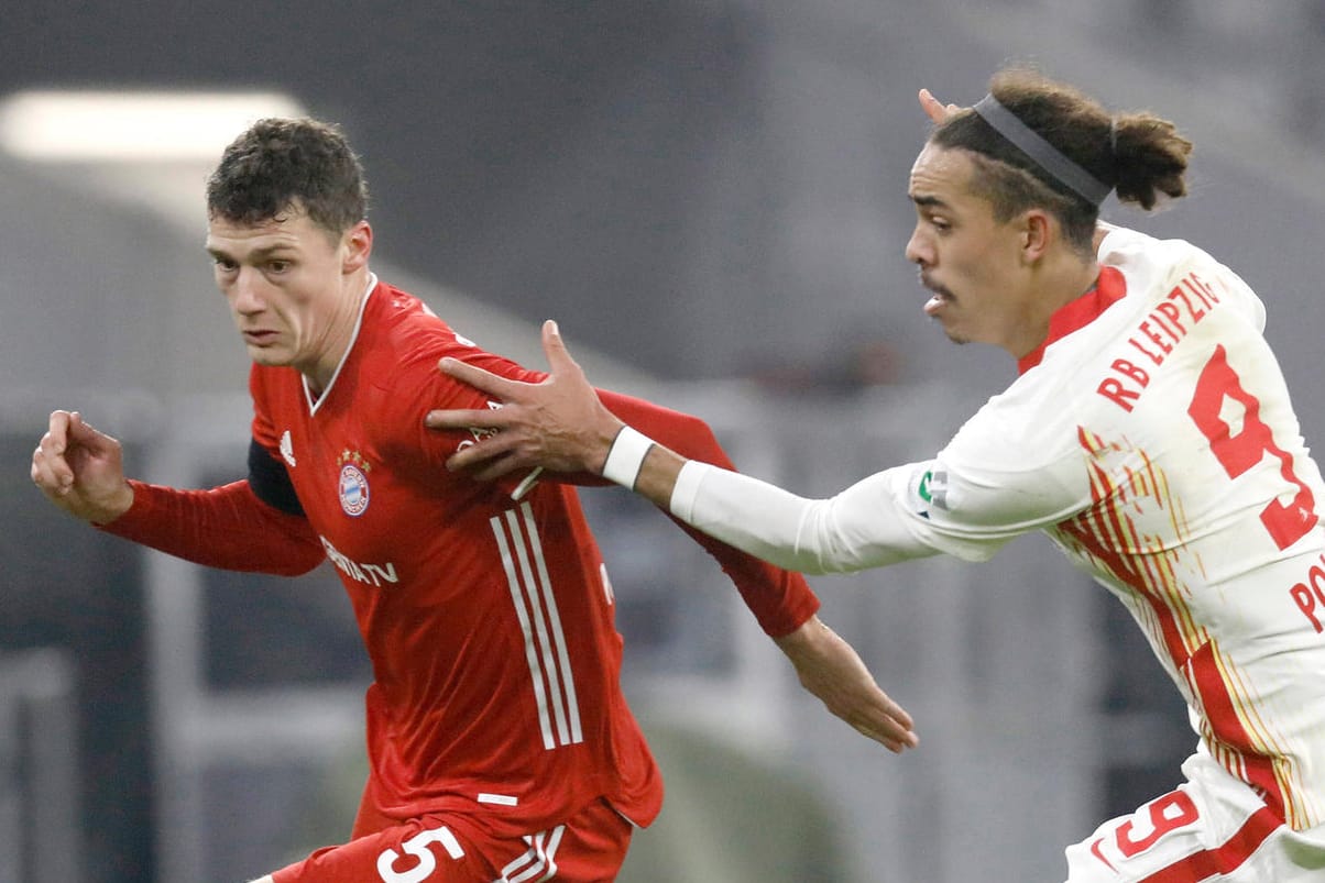 Bayerns Benjamin Pavard (l.) gegen Leipzigs Yussuf Poulsen: Dieses Duell könnte am Osterwochenende ausfallen.