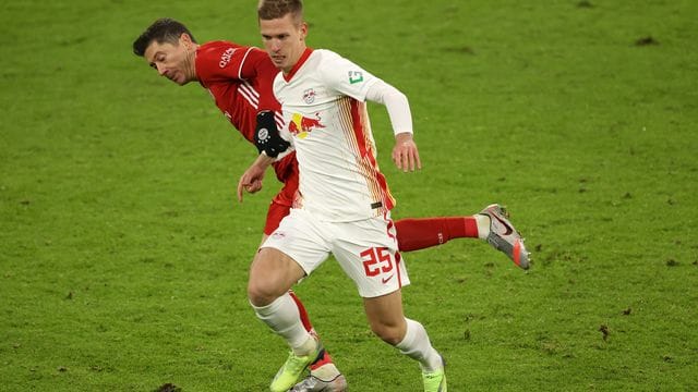 Der Leipziger Dani Olmo (r) im Zweikampf mit Robert Lewandowski. Der Leipziger Dani Olmo (r) im Zweikampf mit Robert Lewandowski.