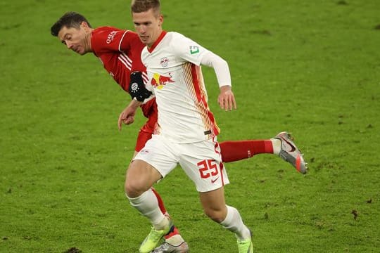 Der Leipziger Dani Olmo (r) im Zweikampf mit Robert Lewandowski.