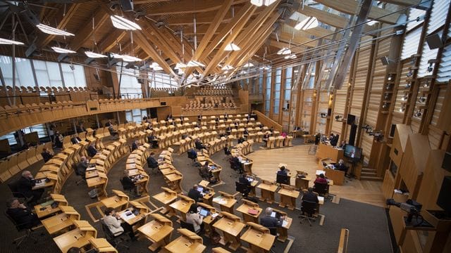 Die Kammer des schottischen Parlaments in Edinburgh während der Debatte über den Misstrauensantrag gegen Sturgeon. Die Kammer des schottischen Parlaments in Edinburgh während der Debatte über den Misstrauensantrag gegen Sturgeon.