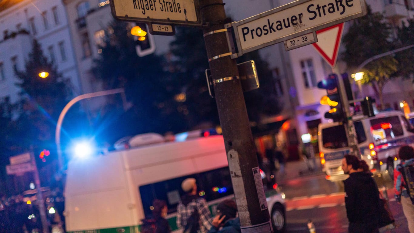 Polizeiwagen fahren durch die Rigaer Straße (Symbolbild): Mehrere Personen attackierten einen Einsatzwagen.
