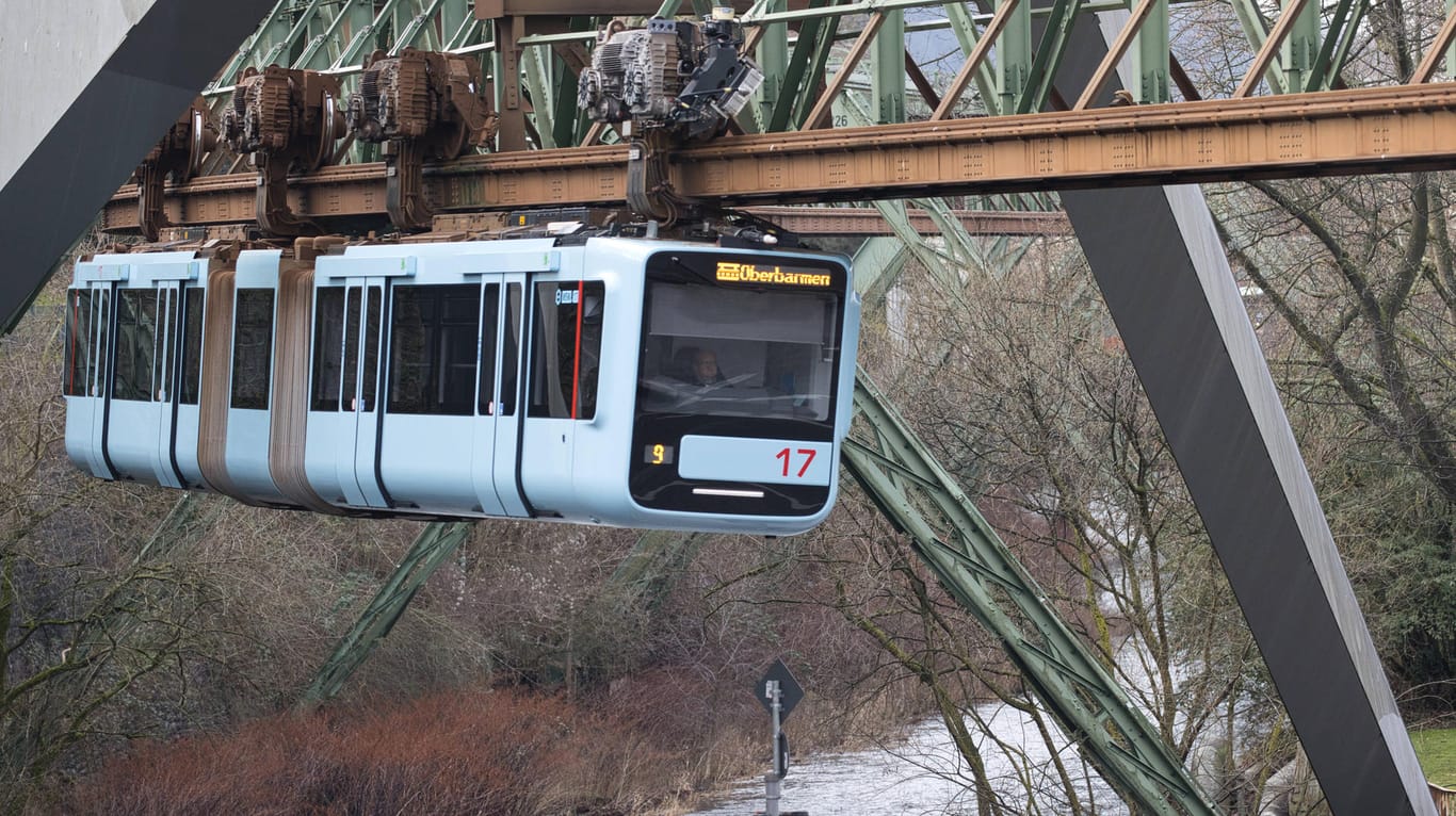 Wuppertaler Schwebebahn: Axel Stein startet als prominenter Wuppertaler ein soziales Projekt mit der Schwebebahn.