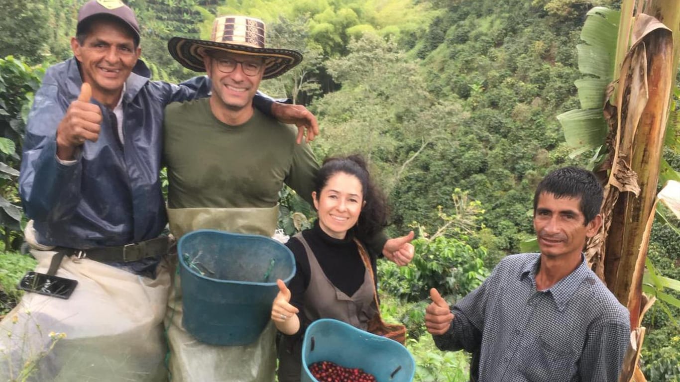 Mejia mit ihrem Mann und Farmarbeitern bei der Ernte.