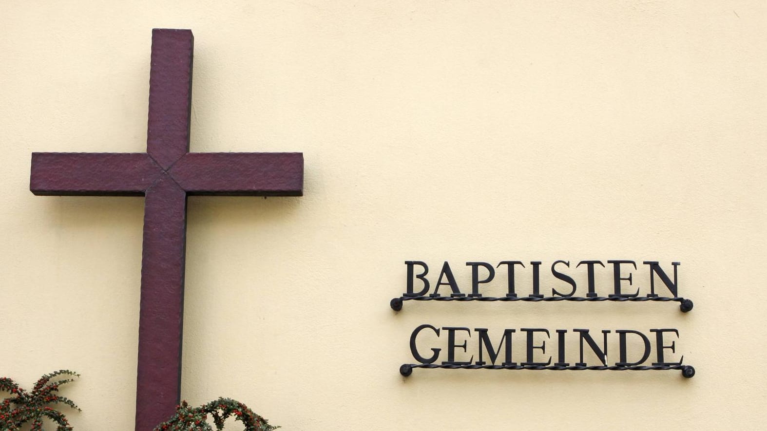 Ein Kreuz an einer Baptistengemeinde (Symbolbild): In Lage bei Bielefeld gab es einen großen Corona-Ausbruch. Ein Kreuz an einer Baptistengemeinde (Symbolbild): In Lage bei Bielefeld gab es einen großen Corona-Ausbruch.