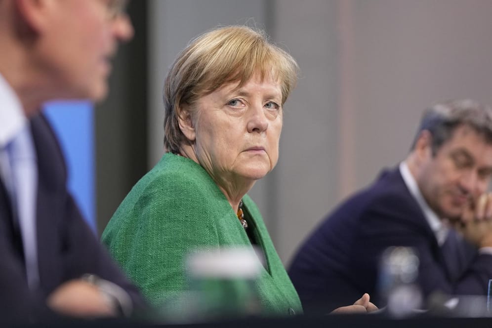 Michael Müller, Angela Merkel und Markus Söder bei der Pressekonferenz nach dem Gipfel: Die Nerven lagen bei einigen blank, erst nachts um 3 Uhr waren die Beratungen beendet.