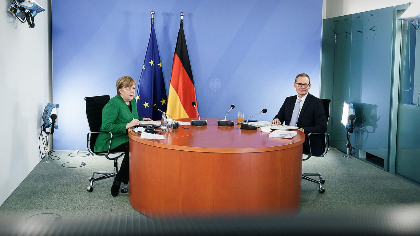 Kanzlerin Angela Merkel und Berlins Regierender Bürgermeister Michael Müller: Lächeln für die Kameras - aber die Nerven lagen bei den Corona-Gipfeln zeitweise blank.