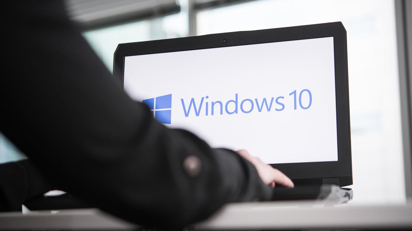 Ein Rechner mit Windows 10 (Symbolbild): Microsoft liefert regelmäßig Updates für sein Betriebssystem.