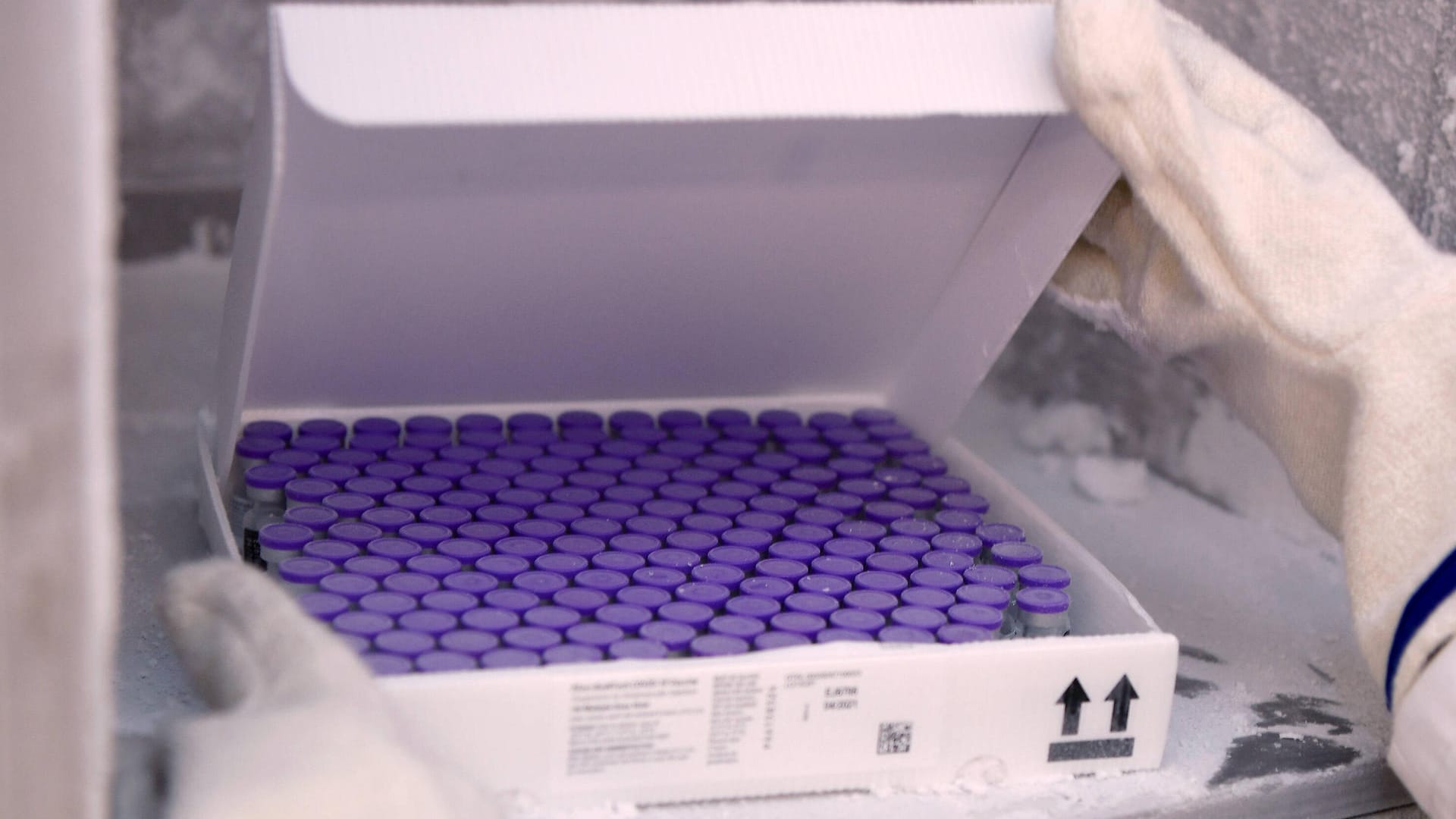 Corona-Impfstoff von Pfizer: Die EU könnte Exporte zukünftig stoppen (Symbolbild). Corona-Impfstoff von Pfizer: Die EU könnte Exporte zukünftig stoppen (Symbolbild).
