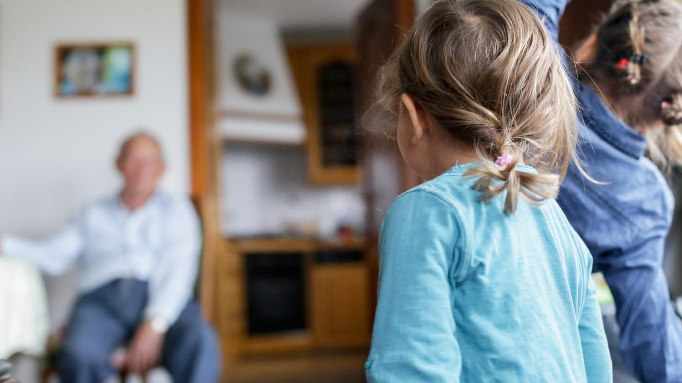 Osterbesuchen bei Oma und Opa: Nach MögliOsterbesuche bei Oma und Opa: Nach Möglichkeit sollten Sie gängige Hygieneregeln beachten und Abstand halten.chkeit sollten Sie gängige Hygieneregeln wie das Abstandhalten beachten.