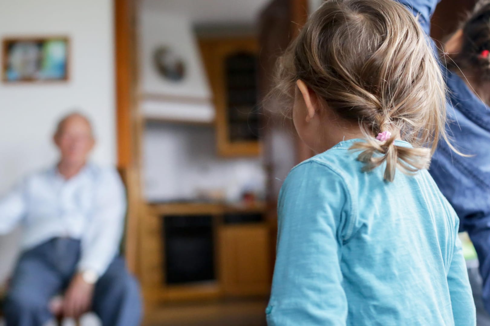 Osterbesuchen bei Oma und Opa: Nach MögliOsterbesuche bei Oma und Opa: Nach Möglichkeit sollten Sie gängige Hygieneregeln beachten und Abstand halten.chkeit sollten Sie gängige Hygieneregeln wie das Abstandhalten beachten.