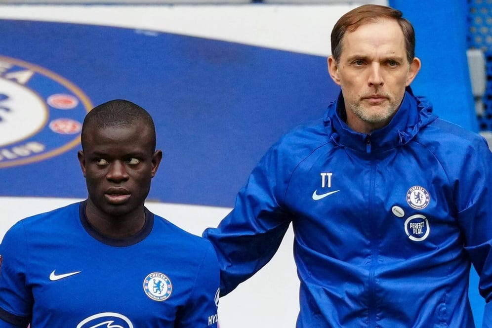 Thomas Tuchel neben seinem Spieler Ngolo Kanté (v.r.): Der deutsche Chelsea-Coach musste zuletzt öfters seine Jacke wechseln.