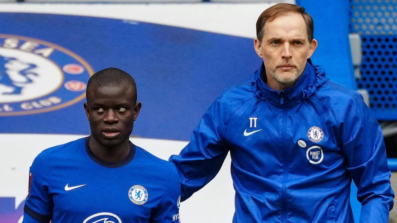 Thomas Tuchel neben seinem Spieler Ngolo Kanté (v.r.): Der deutsche Chelsea-Coach musste zuletzt öfters seine Jacke wechseln.