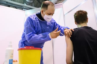 Ein Arzt verabreicht eine Impfung in Dresden: Sachsen ist mit 8,2 Prozent Erstgeimpften das Schlusslicht unter den Bundesländern.