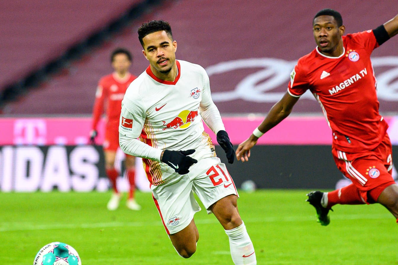 Justin Kluivert gegen David Alaba (v.l.): Dieses Duell könnte ebenso wie das gesamte Spitzenspiel RB Leipzig gegen FC Bayern über Ostern ausfallen.