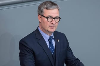Albert Weiler spricht im Bundestag: Der CDU-Politiker hat die Lockdown-Beschlüsse von Bund und Ländern scharf kritisiert.