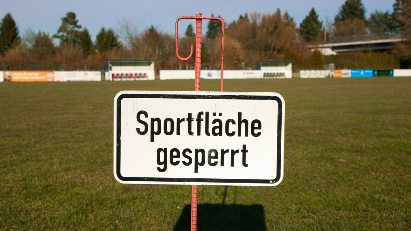 So wie hier in Hanau (Symbolbild) dürften auch im Rest Deutschlands die Sportplätze gesperrt bleiben.