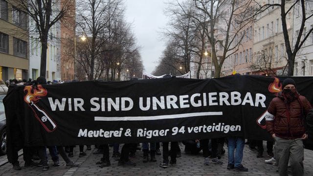 "Wir sind unregierbar" steht auf einem Banner der Protestierenden: Seit längerem rufen linke Gruppen zum Protest gegen die Räumung der Kiezkneipe auf. "Wir sind unregierbar" steht auf einem Banner der Protestierenden: Seit längerem rufen linke Gruppen zum Protest gegen die Räumung der Kiezkneipe auf.