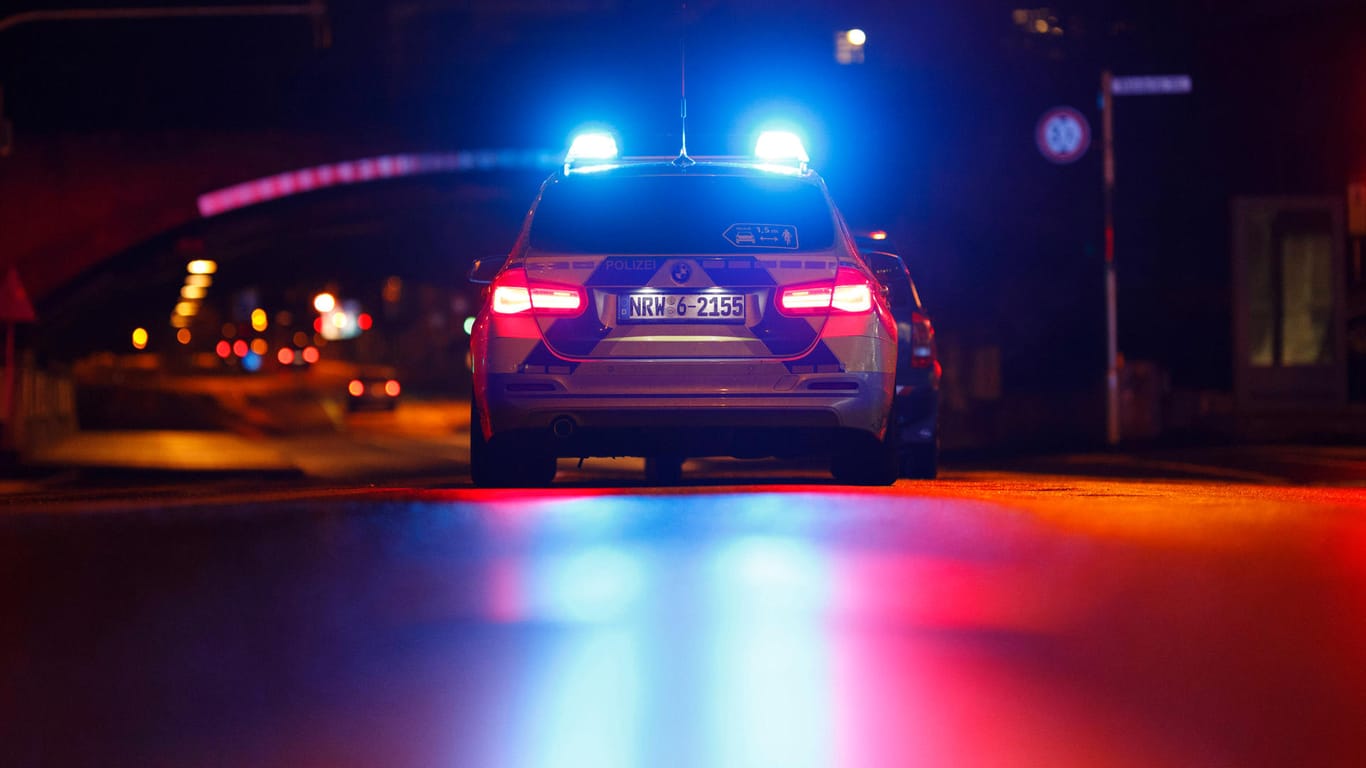 Ein Polizeiauto an einer Ampel (Symbolbild): Die Polizei hat zwei Fahrer bei einem illegalen Autorennen erwischt.