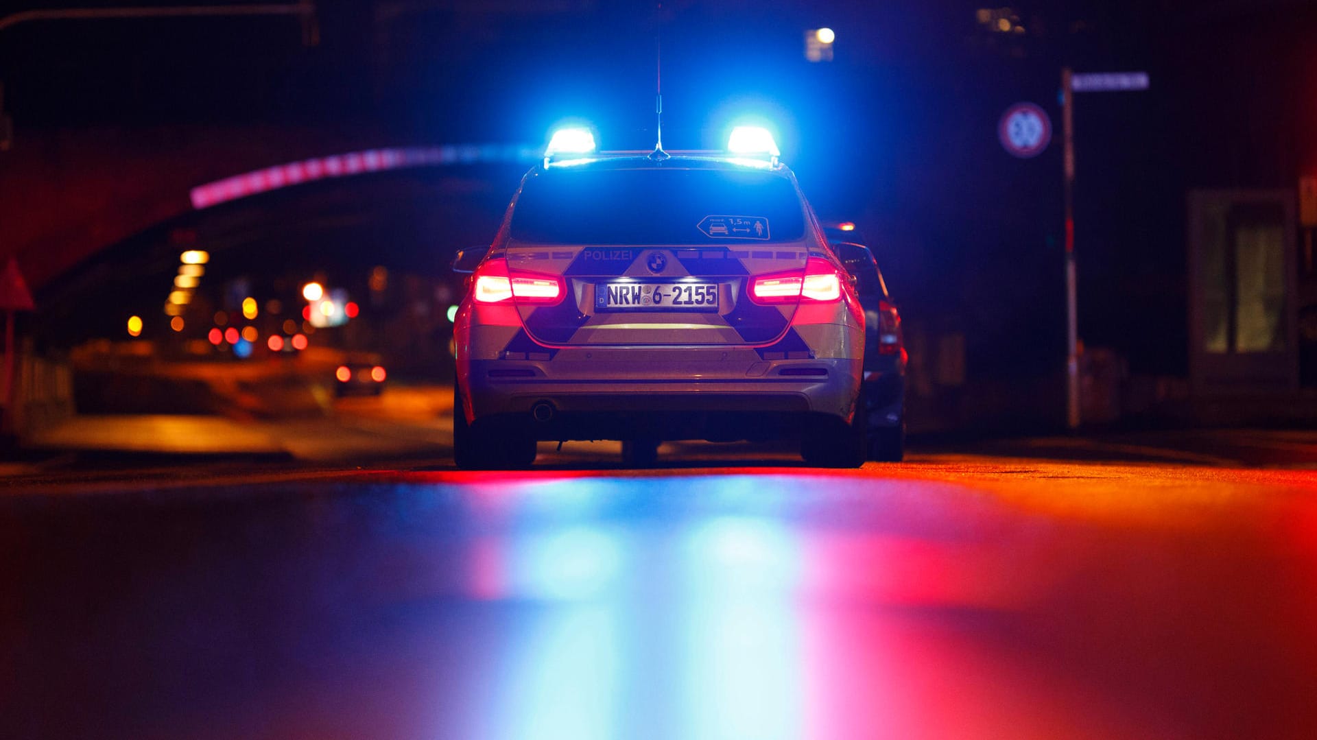 Ein Polizeiauto an einer Ampel (Symbolbild): Die Polizei hat zwei Fahrer bei einem illegalen Autorennen erwischt. Ein Polizeiauto an einer Ampel (Symbolbild): Die Polizei hat zwei Fahrer bei einem illegalen Autorennen erwischt.
