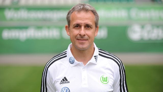 Stellt sich hinter FC-Trainer Markus Gisdol: Pierre Littbarski. Stellt sich hinter FC-Trainer Markus Gisdol: Pierre Littbarski.