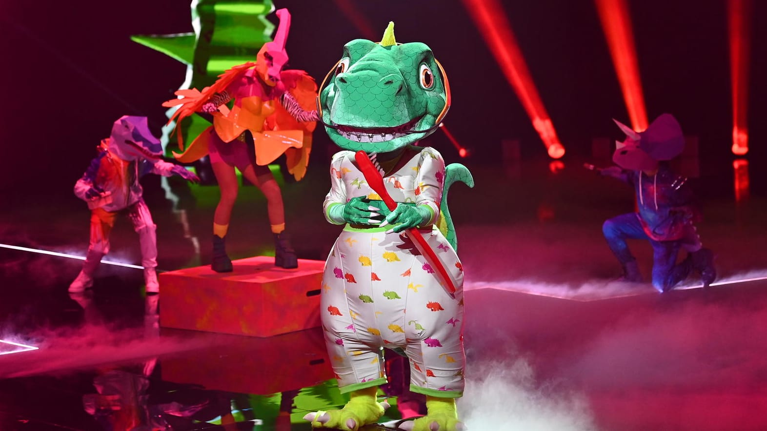 Der Dino performt "Angels" von Robbie Williams.