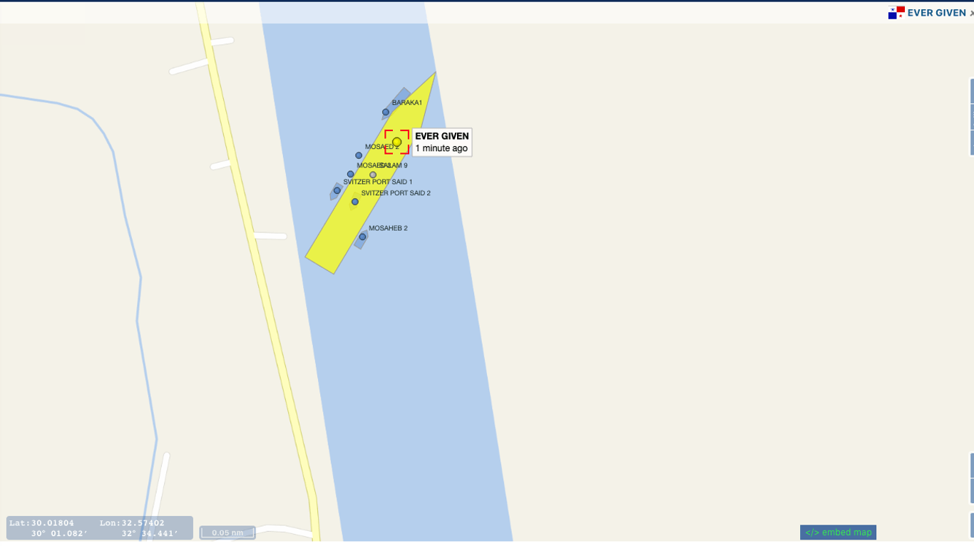Der Frachter "Ever Given" steckt im Suezkanal fest: Die Internetplattform Vesselfinder zeigt mehrere Schlepperboote neben dem großen Containerschiff.