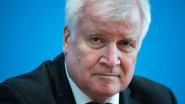 Bundesinnenminister Horst Seehofer kritisiert die Union für ihre Corona-Regeln zu Gottesdiensten. Bundesinnenminister Horst Seehofer kritisiert die Union für ihre Corona-Regeln zu Gottesdiensten.