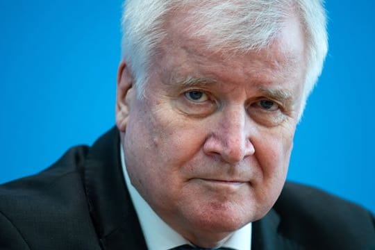 Bundesinnenminister Horst Seehofer kritisiert die Union für ihre Corona-Regeln zu Gottesdiensten.