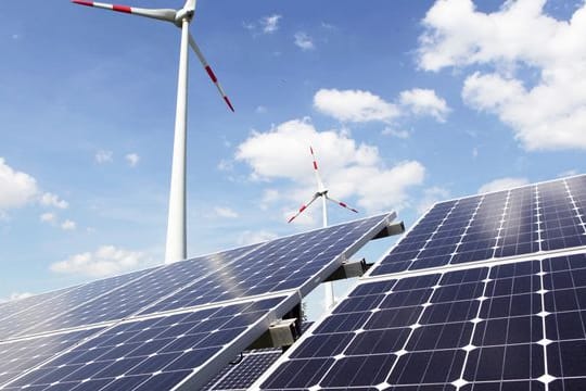 Ist mein Ökostromtarif gut für die Umwelt? Verbraucher sollten genau hinschauen, ob der Anbieter zum Beispiel auch in erneuerbare Energien investiert. Ist mein Ökostromtarif gut für die Umwelt? Verbraucher sollten genau hinschauen, ob der Anbieter zum Beispiel auch in erneuerbare Energien investiert.