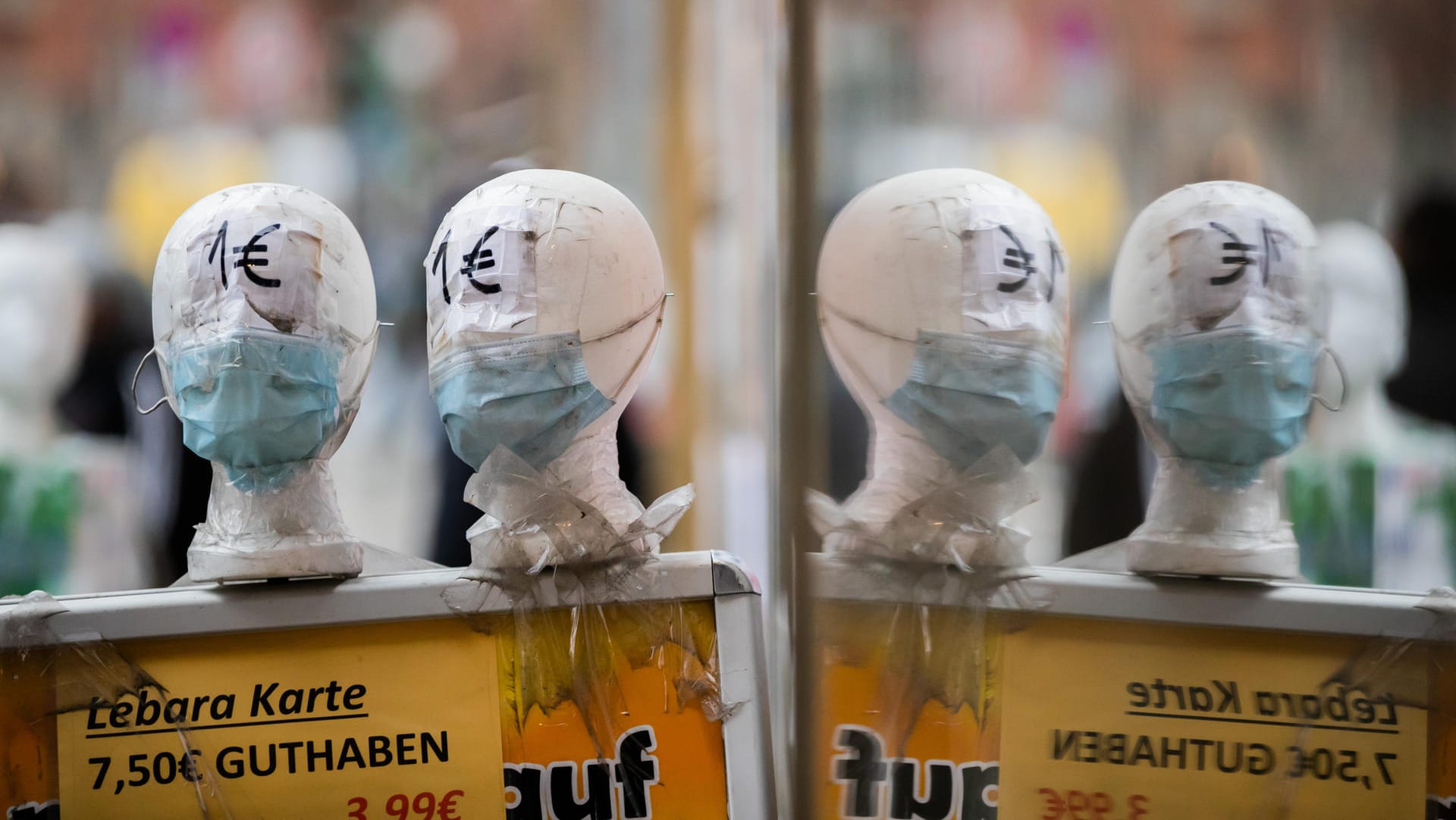 Medizinische Masken auf Styroporköpfen: Es wurden innerhalb von 24 Stunden 248 neue Todesfälle verzeichnet. Medizinische Masken auf Styroporköpfen: Es wurden innerhalb von 24 Stunden 248 neue Todesfälle verzeichnet.
