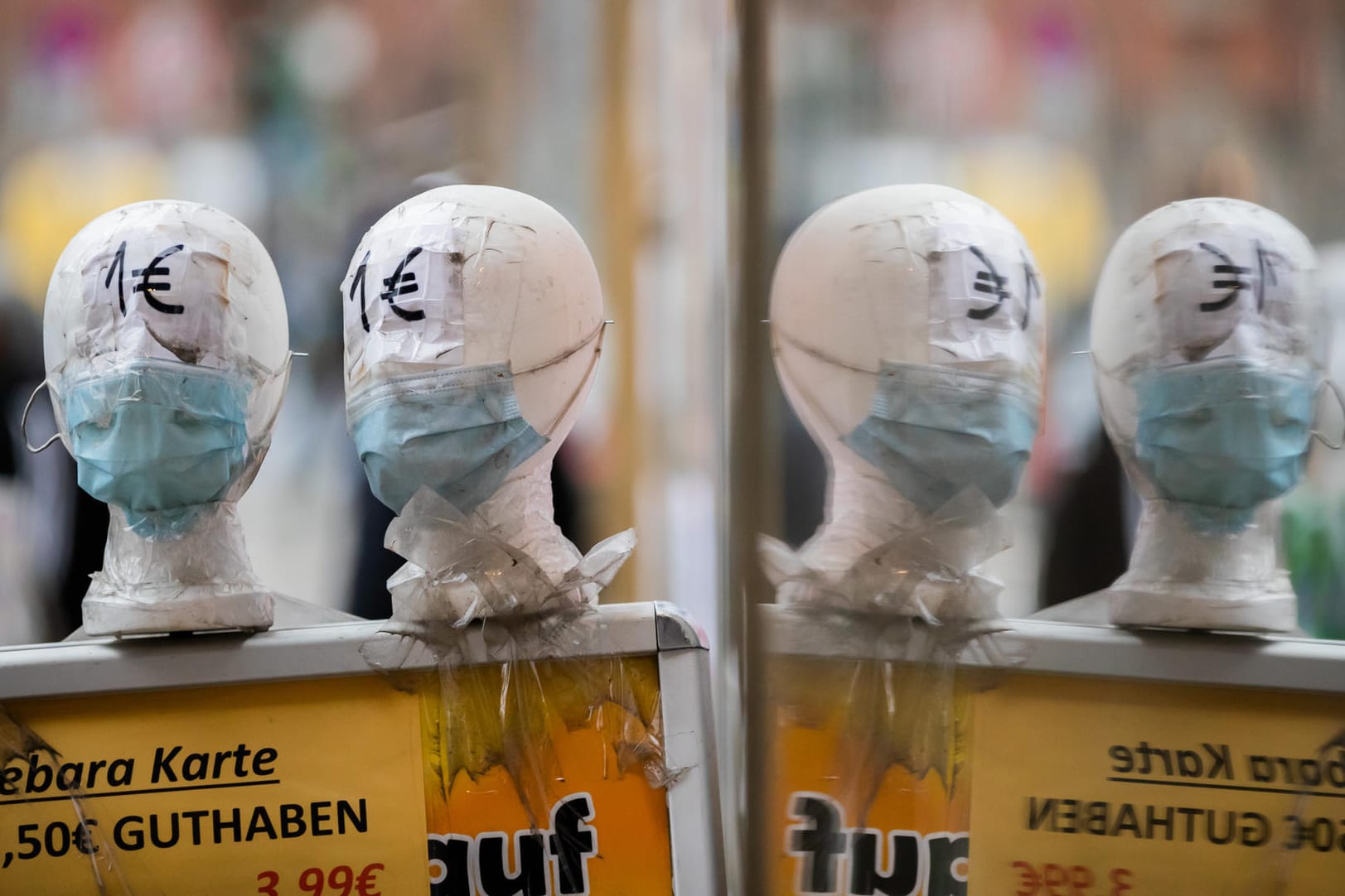 Medizinische Masken auf Styroporköpfen: Es wurden innerhalb von 24 Stunden 248 neue Todesfälle verzeichnet.