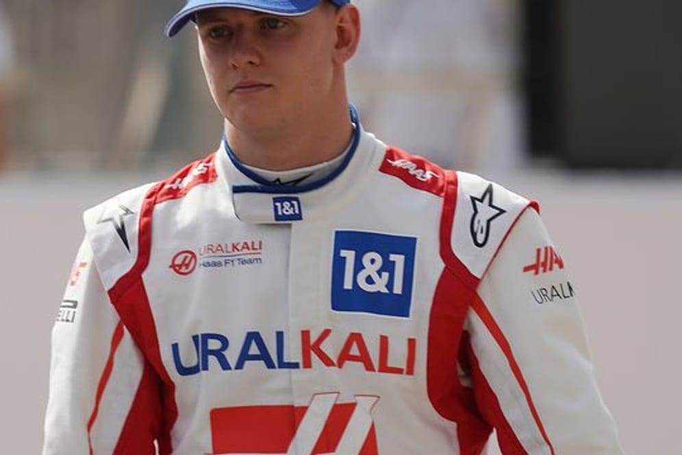 Mick Schumacher ist der prominenteste Fahrer, der in Bahrain seine Rennpremiere in der Formel 1 feiern wird.