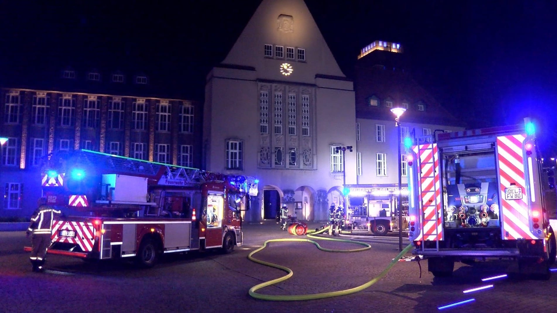 Feuerwehrleute sind im Einsatz: Es entstand ein Schaden in der Touristen-Info in Höhe von etwa 50.000 Euro.