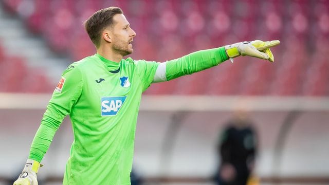 Hoffenheims Torwart Oliver Baumann beklagt den hohen Handy-Konsum bei seinen Mitspielern. Hoffenheims Torwart Oliver Baumann beklagt den hohen Handy-Konsum bei seinen Mitspielern.