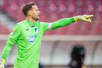 Hoffenheims Torwart Oliver Baumann beklagt den hohen Handy-Konsum bei seinen Mitspielern.
