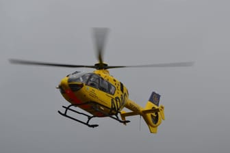 Ein Rettungshubschrauber (Symbolbild): Eine schwerverletzte Person musste nach einem Unfall am Autobahnkreuz Dortmund/Unna ins Krankenhaus geflogen werden.