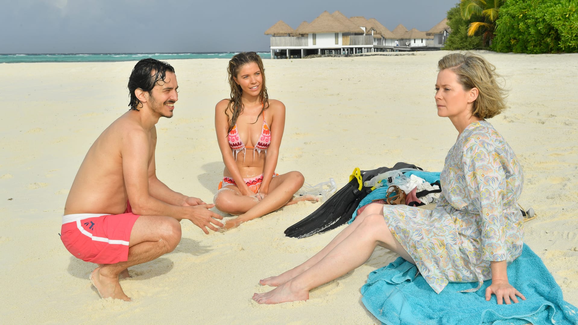 "Das Traumschiff": Mit Hilfe von Nele (Lisa Karlström, r.) erobert Kornelius (Ferdi Özten, l.) Mias Herz (Victoria Swarovski, m.).