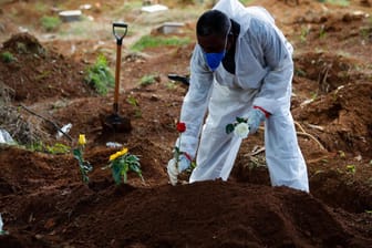 Vorbereitungen für eine Beerdigung in São Paulo: In Brasilien sterben momentan Tausende am Tag an den Folgen einer Covid-19-Erkrankung.