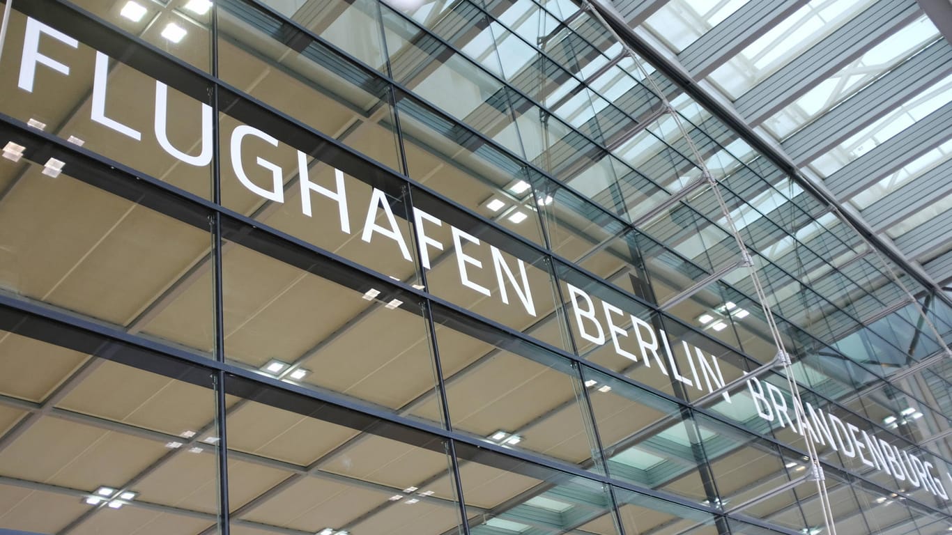 "Flughafen Berlin Brandenburg" steht auf der Glasfassade des Terminal 1: Der Bundestagsabgeordnete rechnet mit dem BER und der Flughafengesellschaft ab.