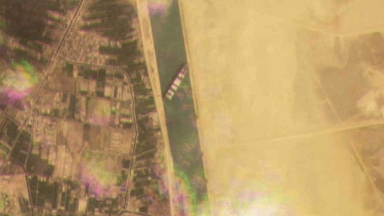 Dieses Satellitenbild zeigt das Frachtschiff MV Ever Given, das im Suezkanal auf Grund gelaufen ist.