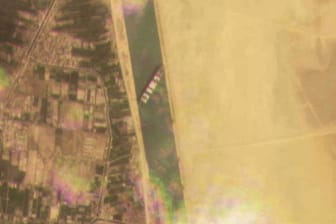 Dieses Satellitenbild zeigt das Frachtschiff MV Ever Given, das im Suezkanal auf Grund gelaufen ist.