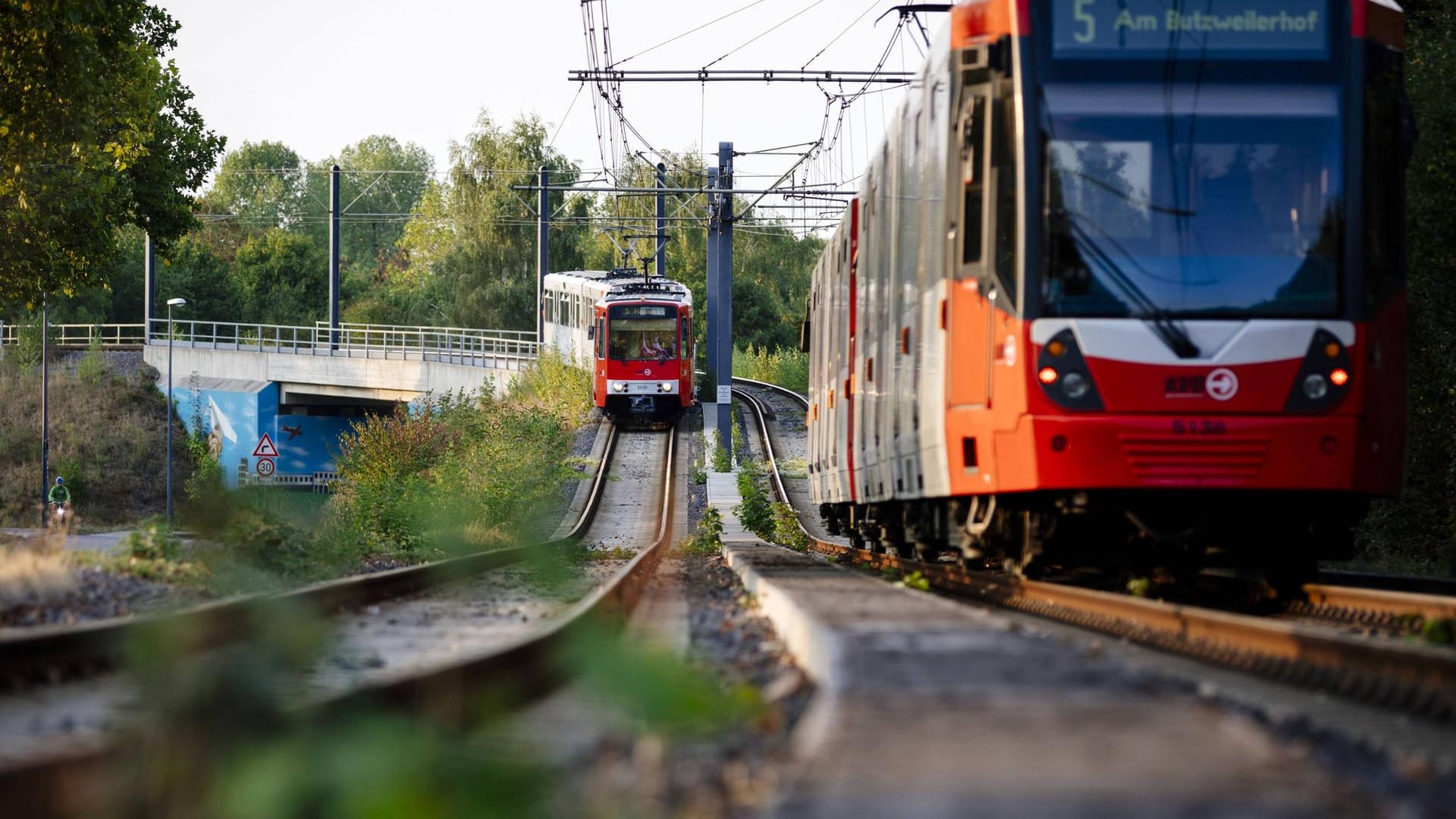 Bahnen der KVB-Linie 5 in Ossendorf. Köln (Archivbild): In einer engen Kurve ist eine Bahn entgleist. Bahnen der KVB-Linie 5 in Ossendorf. Köln (Archivbild): In einer engen Kurve ist eine Bahn entgleist.