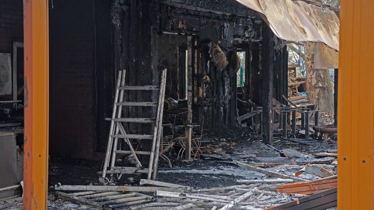 Eine Leiter steht im ausgebrannten Restaurant "Brachvogel" am Landwehrkanal in Kreuzberg: Das Restaurant stand in der Nacht zu Mittwoch in Flammen.