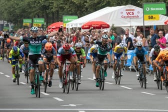 Radfahrer beim Radrennen "Rund um Köln" (Archivbild): Das traditionelle Radrennen musste für das Jahr 2021 abgesagt werden.