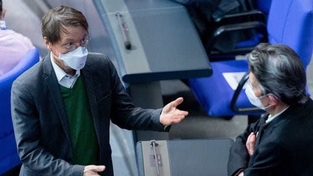 SPD-Gesundheitsexperte Karl Lauterbach diskutiert im Bundestag mit dem Fraktionsvorsitzenden Rolf Mützenich. SPD-Gesundheitsexperte Karl Lauterbach diskutiert im Bundestag mit dem Fraktionsvorsitzenden Rolf Mützenich.
